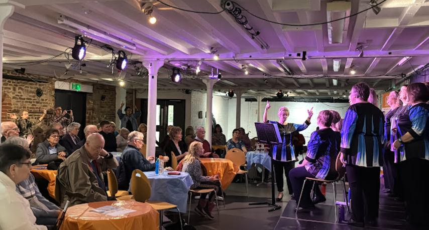 Audience having fun at Memories